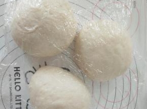 发酵好的面团分割成3份，滚圆松弛15分钟。