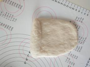 取一个面团擀开，从上卷到下。