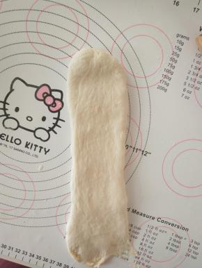 取一个面团。擀开。排气。