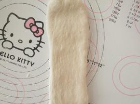 取一个面团。擀开。排气。