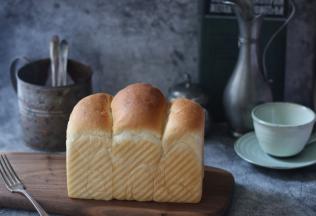 烘烤结束后取出土司盒，趁热脱模放凉即可！