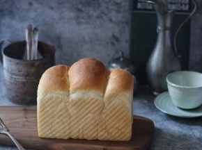 烘烤结束后取出土司盒，趁热脱模放凉即可！