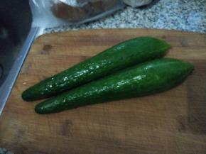 首先把黄瓜洗净。