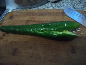 用刀身把黄瓜拍扁。