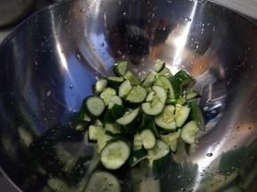 然后装到凉拌的盆内。