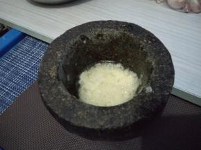 蒜瓣直接捣成泥。