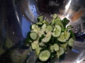 加少许水，然后倒入凉拌盆内。
