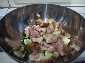全部切好后也放入凉拌盆内，如果猪肘比较大，可以只放一半哟。