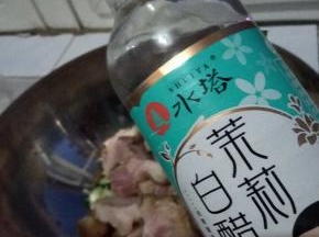两勺白醋。