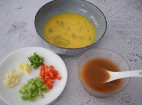 青红椒洗净切丁，蒜姜切末，葱切葱花，鸡蛋打散备用，把酱汁材料全加入碗中调成酱汁备用