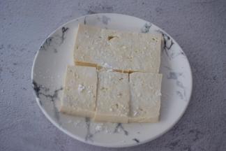 豆腐切成长方块，加入少许盐抹匀，再在表面裹上淀粉备用