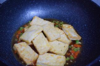 烧至浓稠时放入豆腐