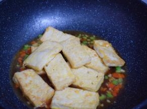 烧至浓稠时放入豆腐