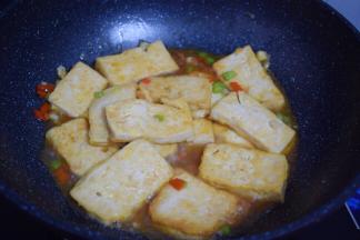 小心翻炒至豆腐都裹上酱汁