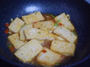 小心翻炒至豆腐都裹上酱汁