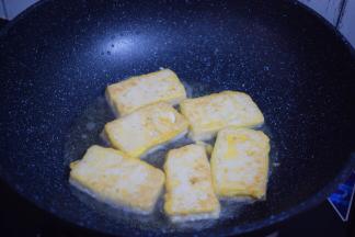 小火煎至双面表面金黄色