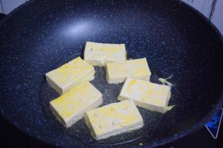 热锅冷油，放入豆腐