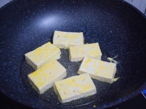 热锅冷油，放入豆腐