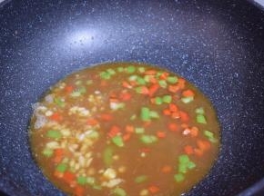 再倒入刚才调好的酱汁