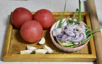 派馅：材料洗净。 葱可以不用，照片是某次用葱的时候拍的。