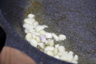 派馅：煸炒大蒜起香去腥，入鱿鱼番茄同炒收汁。