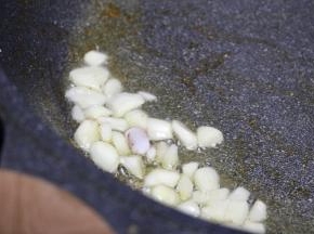 派馅：煸炒大蒜起香去腥，入鱿鱼番茄同炒收汁。