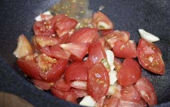 派馅：煸炒番茄到浓稠