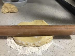 派皮：冷藏（冷冻）内取出，擀皮