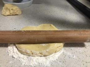 派皮：冷藏（冷冻）内取出，擀皮