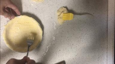 派皮：叉子扎洞