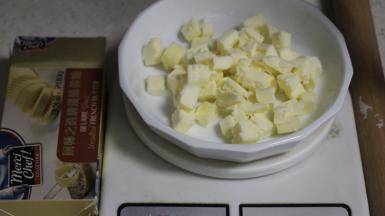 派皮：黄油切骰子粒，稍软化后和面