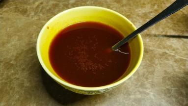 1大勺韩式辣酱加入酱油、料酒、糖、水混合搅拌均匀备用