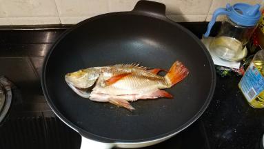 翻面再煎至微黄后盛出