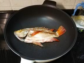 翻面再煎至微黄后盛出