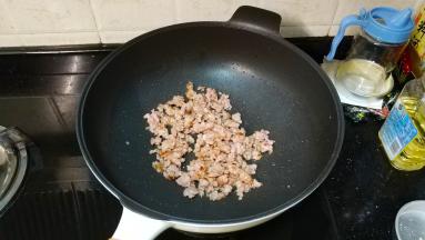 锅里热油，放入肉末炒均匀
