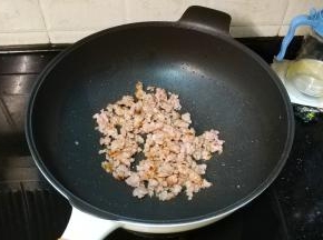 锅里热油，放入肉末炒均匀