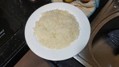 粉丝平铺在碟子上