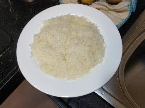 粉丝平铺在碟子上
