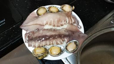 码上鱿鱼和鲍鱼（鱿鱼须塞入鱿鱼圈里）