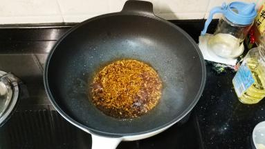 在蒸鱿鱼的同时，锅里放入宽油、蒜蓉、酱油、糖煮成蒜汁