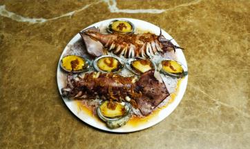 把蒜汁均匀淋入蒸好的鱿鱼粉丝上即可