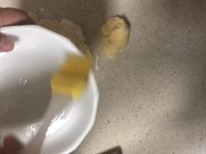 派皮：盘刷油