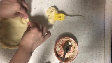 派顶：擀面皮13厘米直径圆，盖上收卷边。