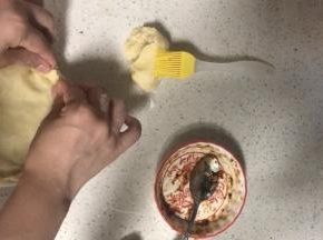 派顶：擀面皮13厘米直径圆，盖上收卷边。
