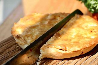 切：派很酥软，手起刀落得利落。