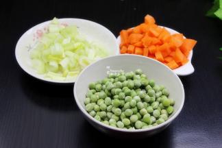 胡萝卜去皮，洗净切粒状，大小和甜豆一样；洗净洗净切小块，大小和胡萝卜一致；香葱洗净切好、辣椒洗净切好，甜豆洗净沥干水，所有蔬菜都准备好。