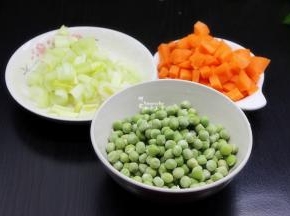 胡萝卜去皮，洗净切粒状，大小和甜豆一样；洗净洗净切小块，大小和胡萝卜一致；香葱洗净切好、辣椒洗净切好，甜豆洗净沥干水，所有蔬菜都准备好。