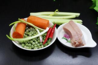 准备食材：猪瘦肉、甜豆、胡萝卜、西芹、香葱