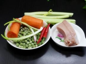 准备食材：猪瘦肉、甜豆、胡萝卜、西芹、香葱