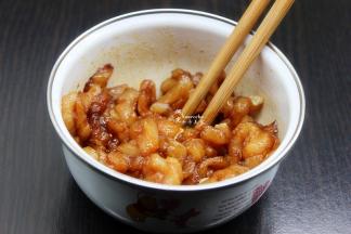 猪瘦肉洗净，切肉丝，放油、盐、酱油、生粉，用筷子顺一个风向拌均。加生粉肉会变得香滑，加酱油更香，其他调料就可以不加。